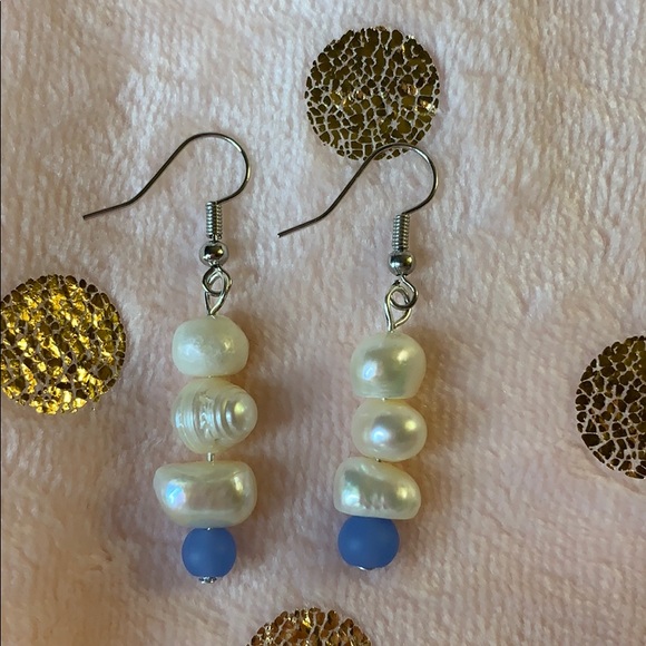 Pearl and periwinkle sea glass dangle earrings - Picture 2 of 2